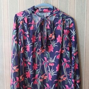 Floral tie neck top, beautiful